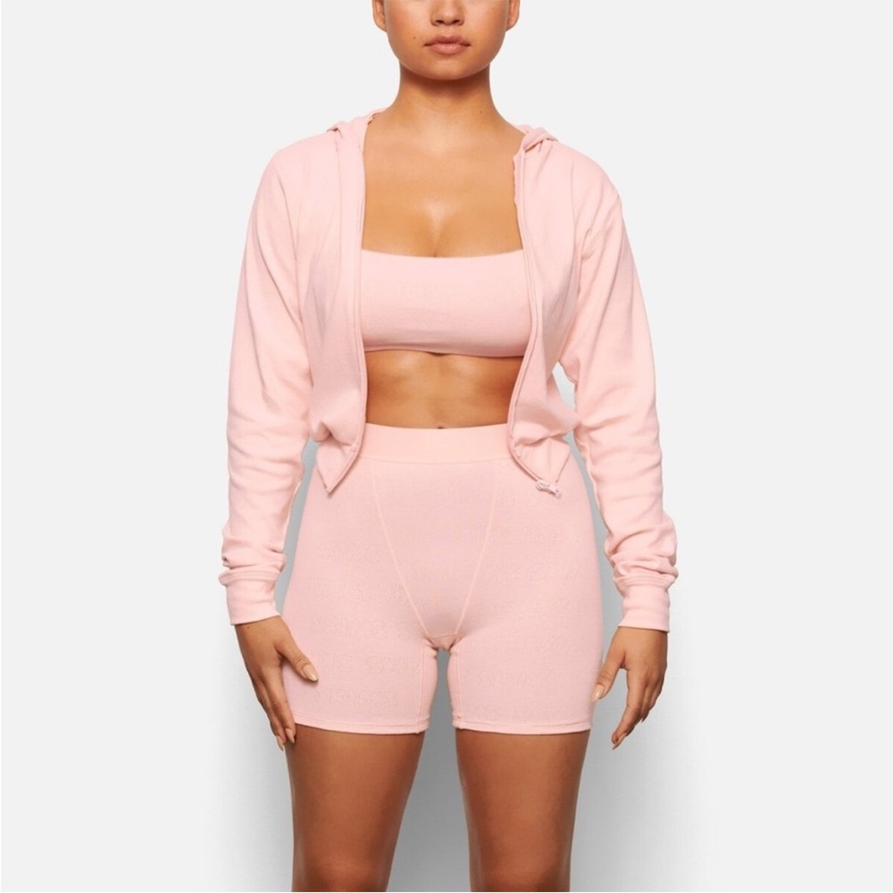NWT SKIMS LOGO POINTELLE ZIP
HOODIE | QUARTZ